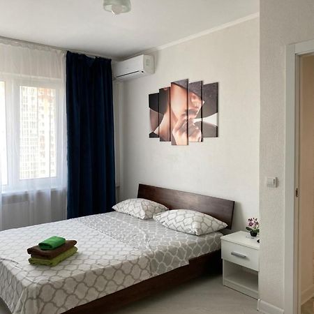 Cozy Apartment On Gmyri 12B Near Metro Poznyaki Kiew Exterior foto